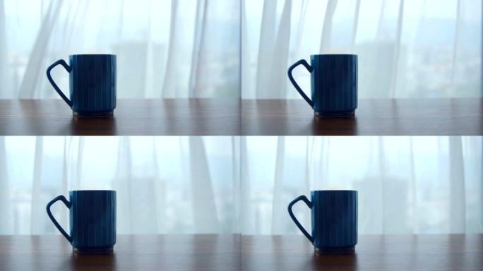 一杯咖啡放在窗边的桌子上