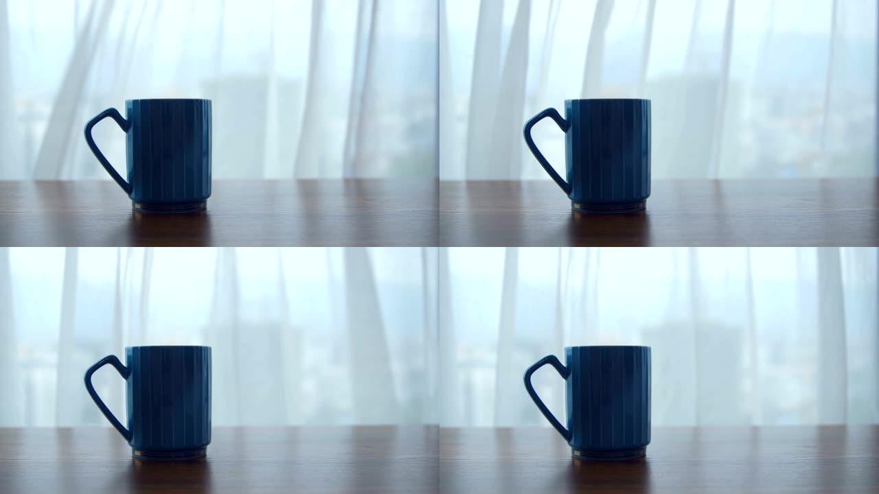 一杯咖啡放在窗边的桌子上