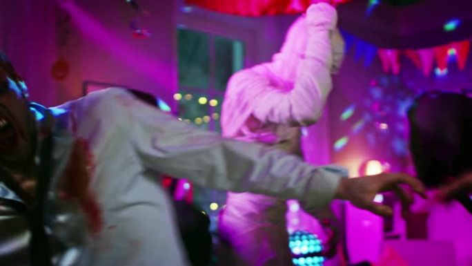 万圣节服装派对: 一群年轻的怪物在装饰有迪斯科球灯的房间里跳舞、喝酒和玩乐。僵尸、嗜血的德古拉、木乃