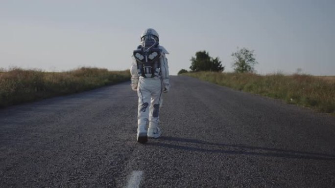 宇航员在路上行走航天员科幻片背影