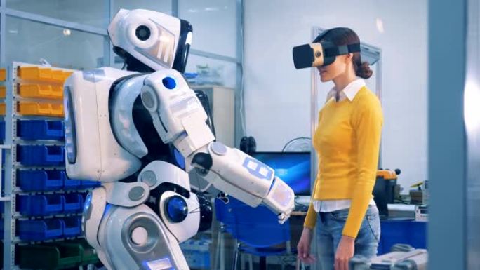 一个女人戴着VR眼镜检查机器人。虚拟现实概念。