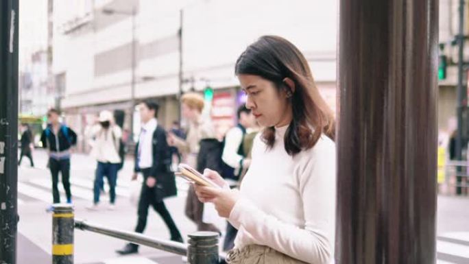 在东京市等出租车的年轻女子。