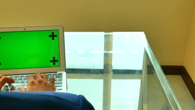 商人使用笔记本电脑绿屏