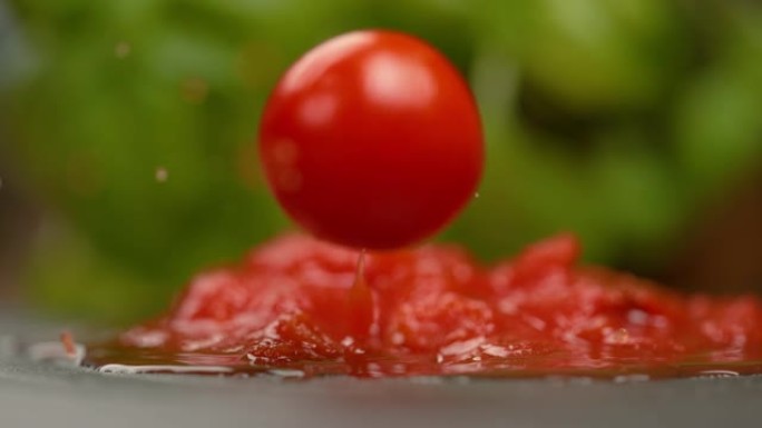 宏观: 成熟的圆形番茄掉进桌子上的海员酱水坑中。