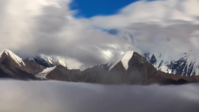 四川的延时云海大山雪山