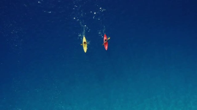 深蓝色海水中的皮划艇