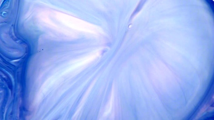 混合液体。蓝色、粉色和白色创造漩涡图案