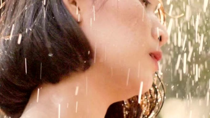泰国性感女人洗澡泰国性感女人洗澡淋雨
