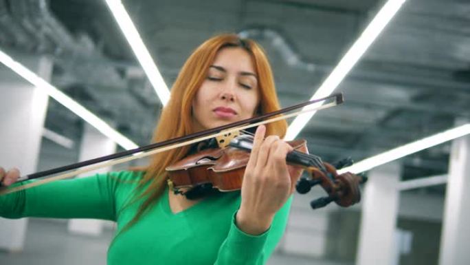 拉小提琴的女人的前视图
