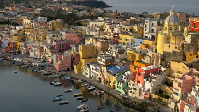 普罗奇达岛奇妙的日落景色。意大利那不勒斯。普罗奇达岛Corriccella村色彩丰富的意大利房屋。平