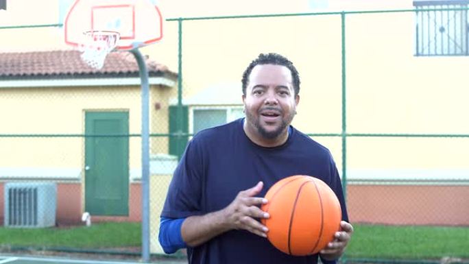室外篮球场上的成熟非裔美国人