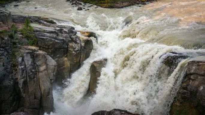 慢动作: 贾斯珀国家公园的Sunwapta瀑布