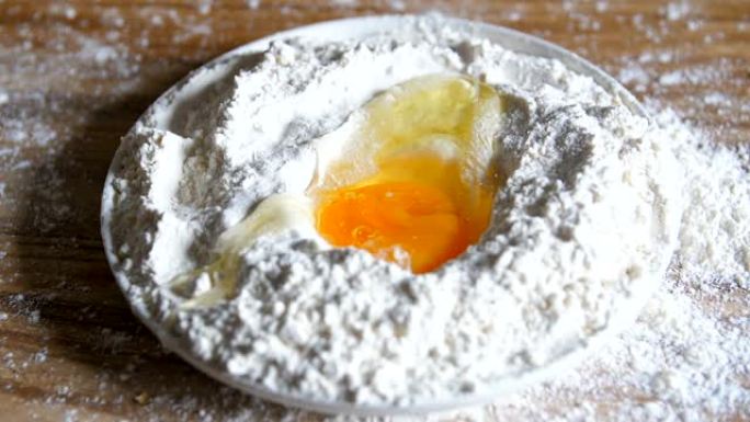 鸡蛋落入面粉中鸡蛋落入面粉