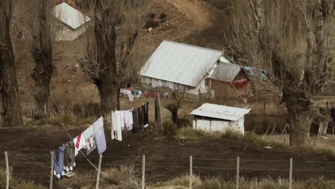 阿根廷巴塔哥尼亚安第斯山脉的山村和农村房屋。