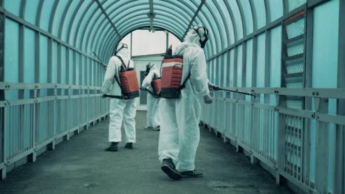 男性工人对立交桥进行消毒，以从病毒上清洁立交桥。