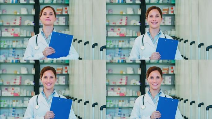一个年轻美丽的女药剂师顾问在镜头中微笑的慢镜头