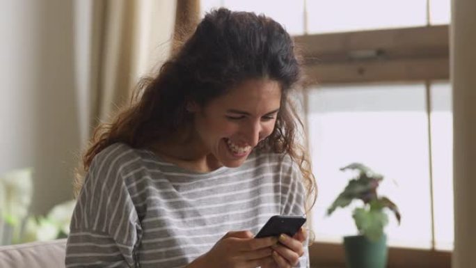 兴奋的女人在约会应用程序中拿着电话聊天感到喜出望外