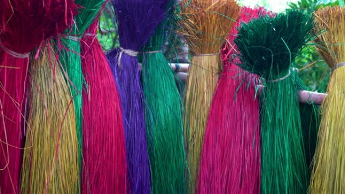 4k镜头彩色传统越南垫子的场景，依靠越南工匠在越南东塔丁延老村的干燥和制作，传统艺术家概念