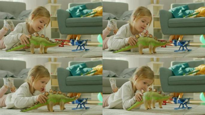 可爱的小女孩金发躺在家里的地毯上，玩玩具恐龙和飞机。快乐的孩子在阳光明媚的客厅里玩玩具。特写肖像镜头