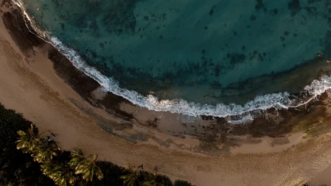 在神奇的时光里,在波多黎各建立了对海滩Mar Chiquita海滩的射击。