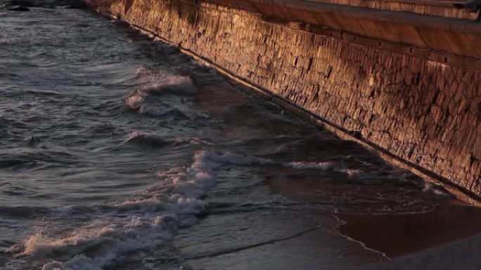 海浪冲破乌拉圭蒙得维的亚的海港墙。
