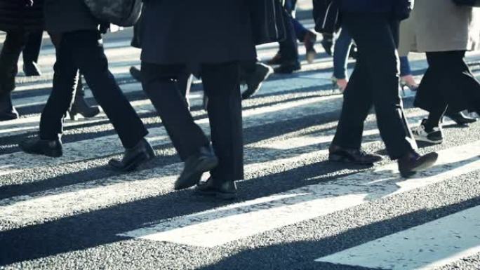 日本商人步行上班人来人往人流街头街道