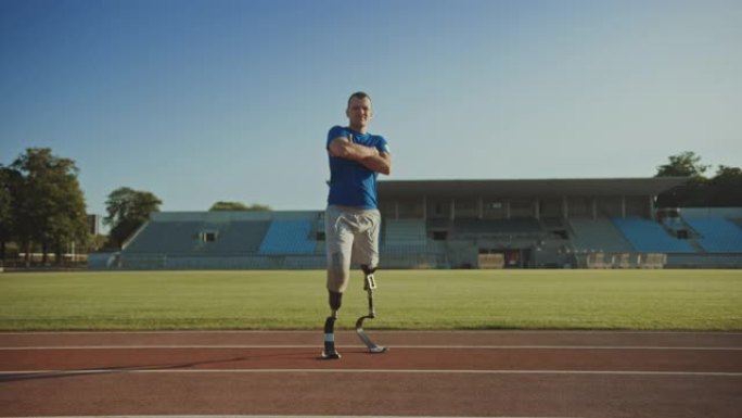 在一个阳光明媚的下午，在室外体育场进行训练时，运动残疾的健身男子正在假肢跑步。站在跑道上的截肢者。励