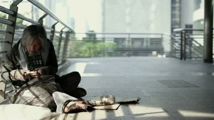 平移: 无家可归的人吃食物，坐在人行道上。