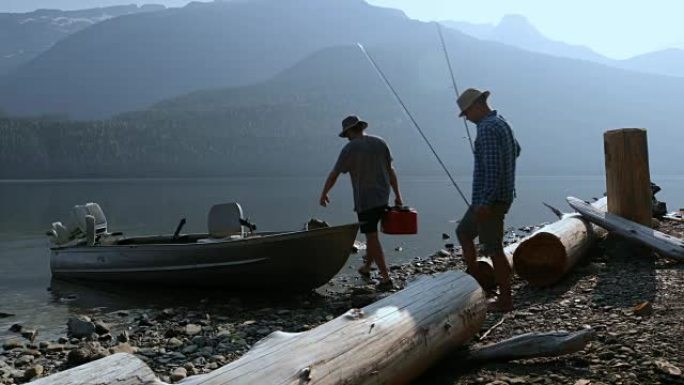 两名渔民准备在4k乡村捕鱼