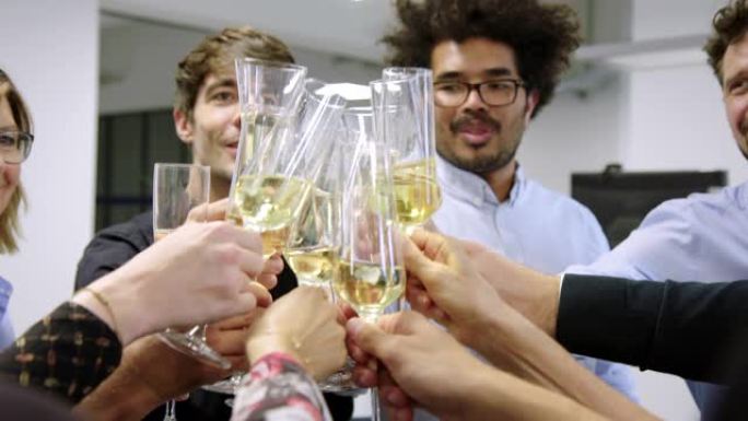 商务团队在办公室用香槟举杯吐司