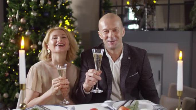 中年夫妇在视频通话中祝新年快乐