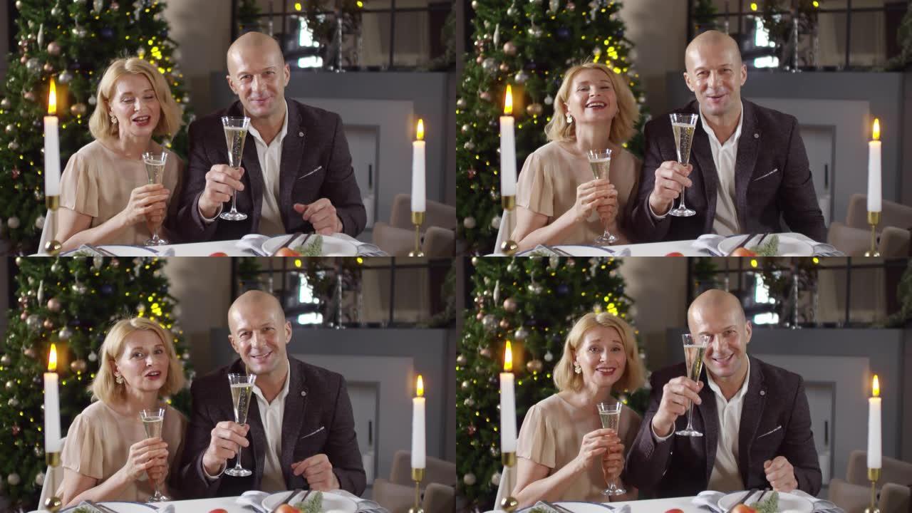 中年夫妇在视频通话中祝新年快乐