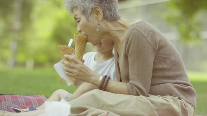 奶奶吃孙子的冰淇淋蛋卷