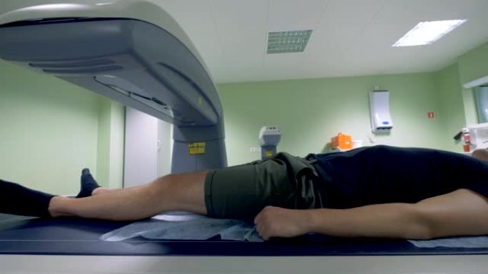 男性患者正在接受MRI扫描程序