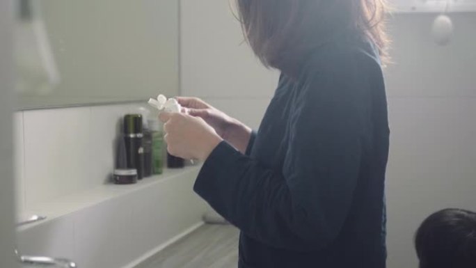 女人的手在牙刷上挤牙膏