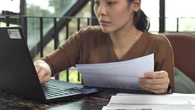 女人在家里用笔记本电脑支付财务账单