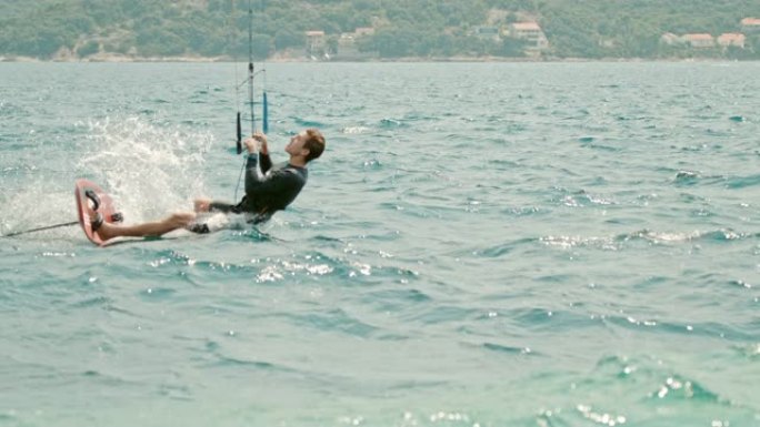 MS超级慢动作男子风筝冲浪，浸入阳光明媚的海洋