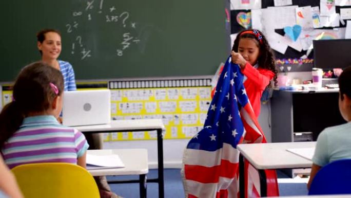 非裔美国女学生在教室里解释美国国旗的前视图4k