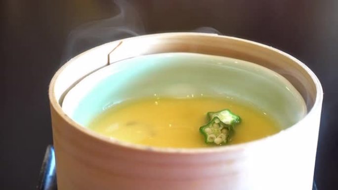 起重机射击Chawanmushi，日本蒸蛋，omakase全菜日本餐的开胃菜