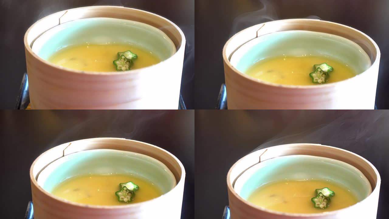 起重机射击Chawanmushi，日本蒸蛋，omakase全菜日本餐的开胃菜