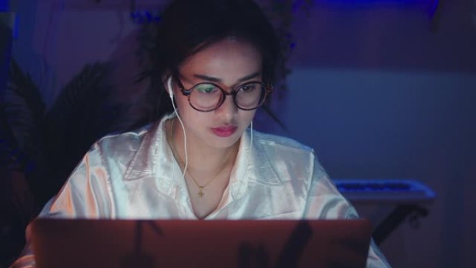 女人晚上使用笔记本电脑