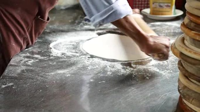 厨师制作披萨面团擀面杖面食大饼