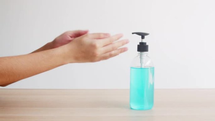亚洲女性使用酒精凝胶洗手液洗手保护冠状病毒。