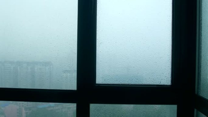 窗户上的雨滴雨天窗户孤独写意悲伤心情