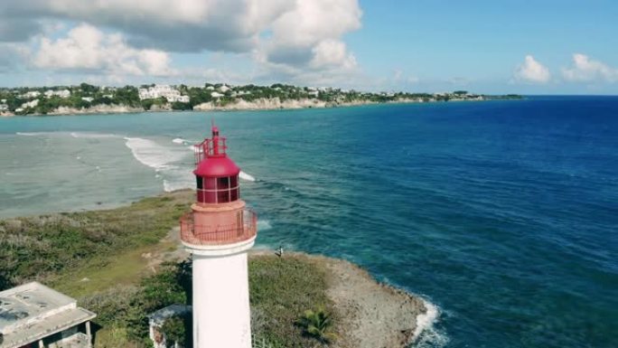 带有白色灯塔的度假胜地海岸线。美丽灯塔的无人机拍摄。