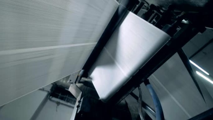 纸张在工厂输送机上移动，轧制线。