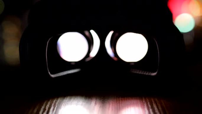 晚上桌上的虚拟现实眼镜