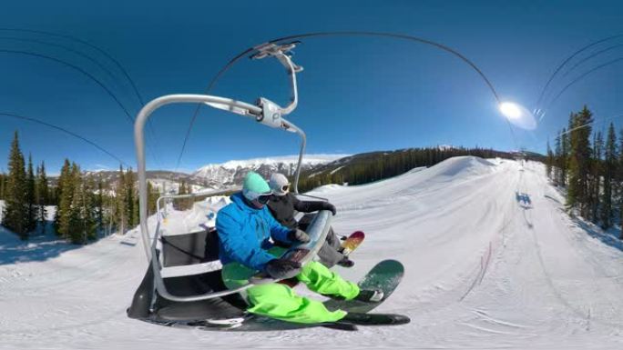360VR: 两名滑雪者乘坐升降椅，环顾寒冷的风景