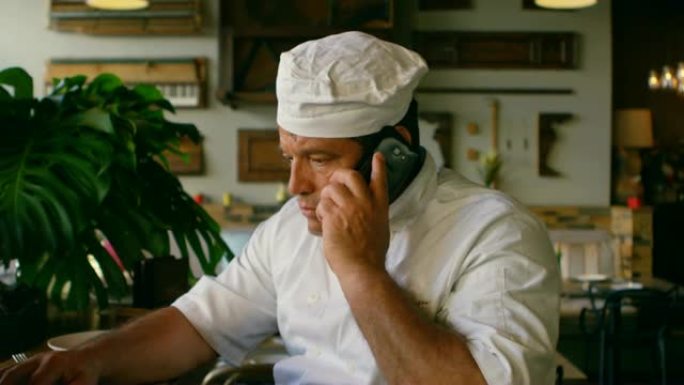 男厨师在手机上说话4k