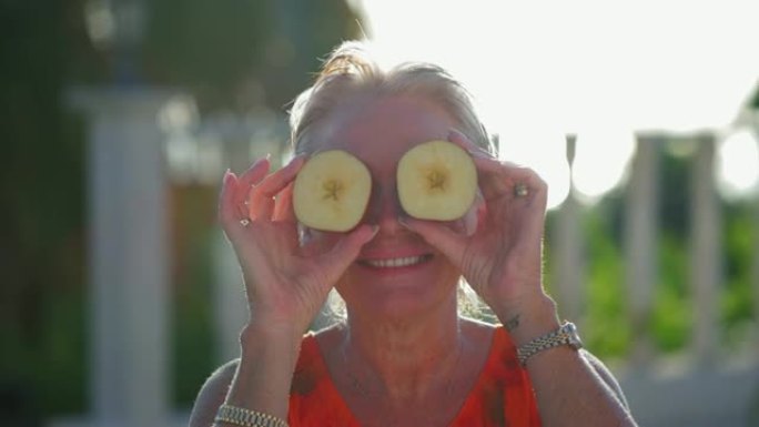 举起苹果苹果外国人老人妇女搞怪